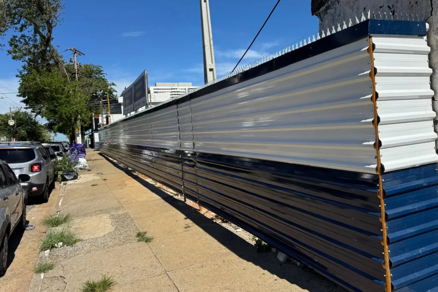 Tapume metálico instalado em obra residencial