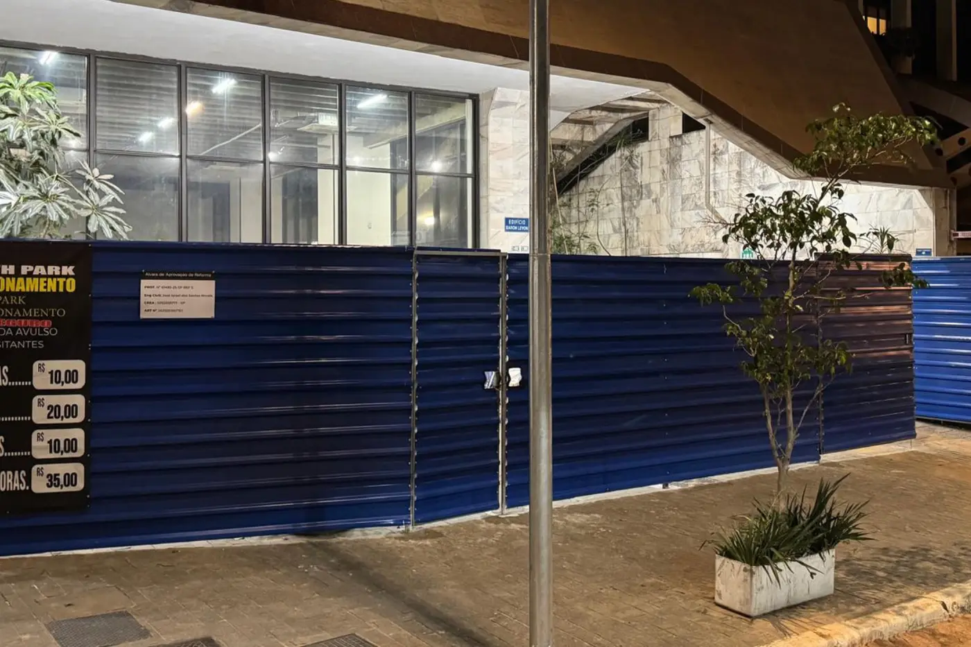 Fechamento de obra com tapume metálico pintado