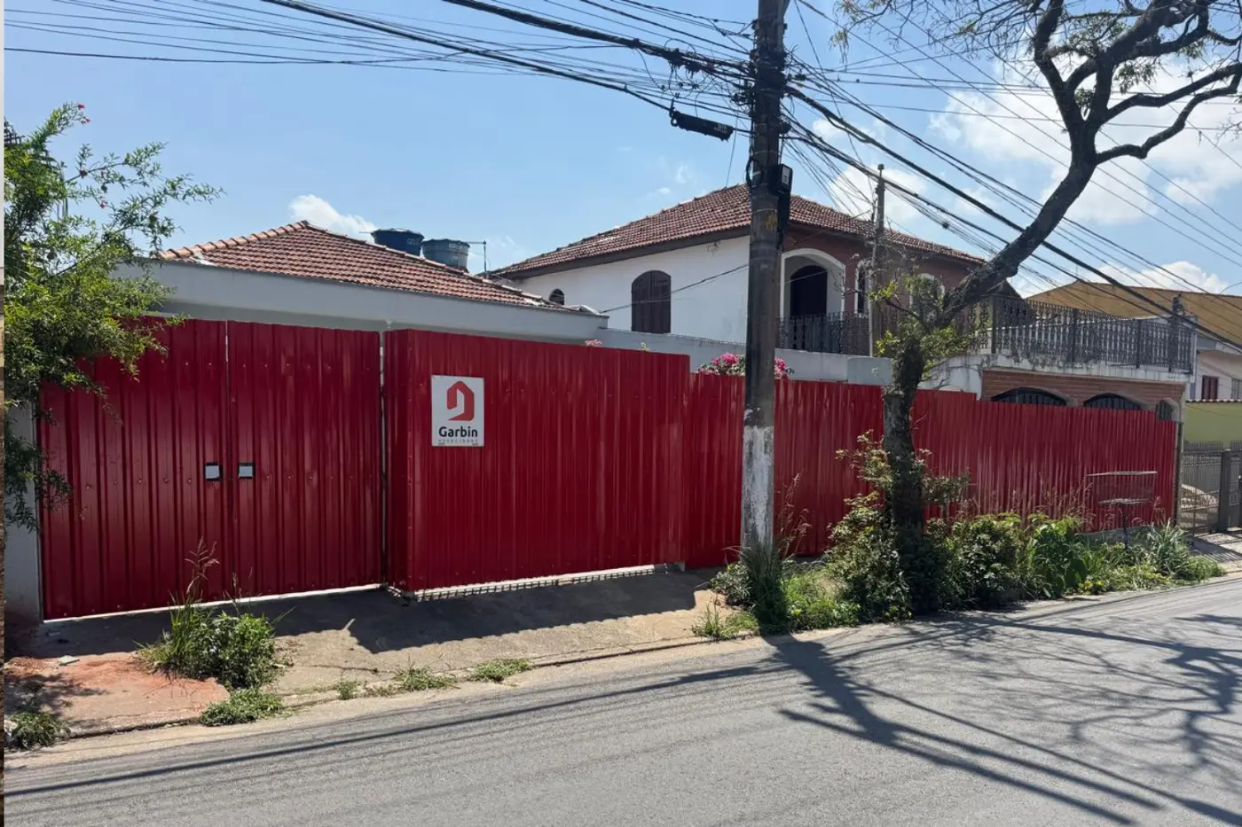 Gradil metálico instalado em área externa