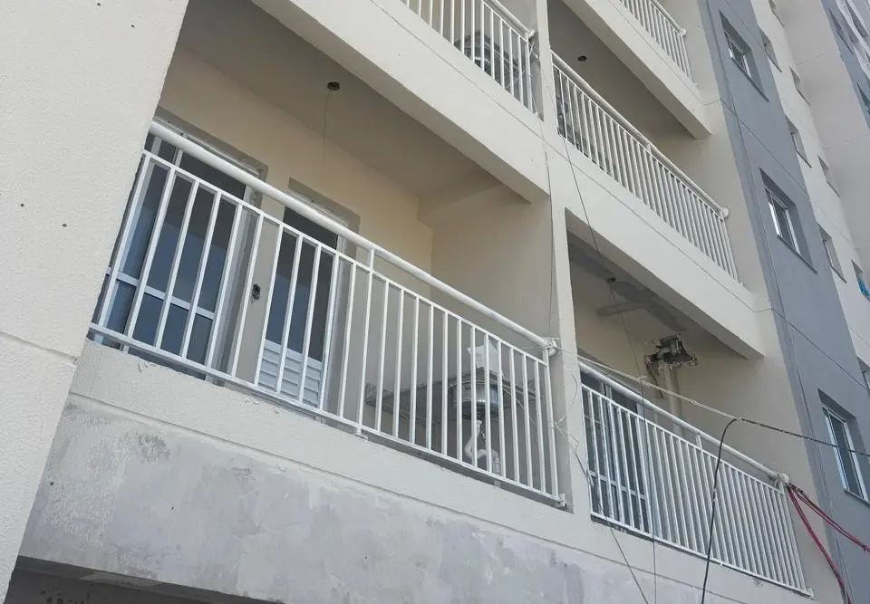 Corrimão metálico instalado em escada