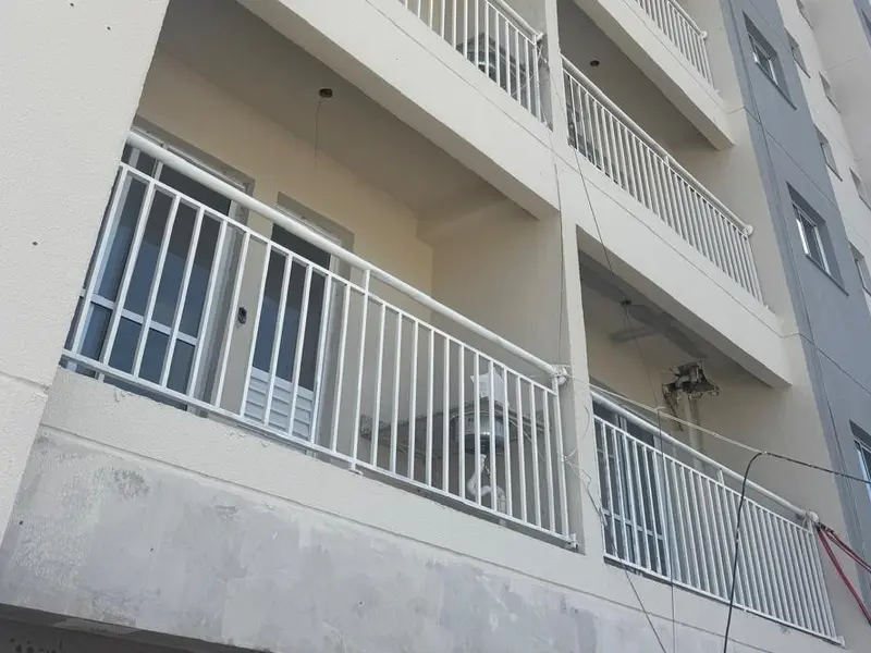 Gradil metálico instalado delimitando uma área